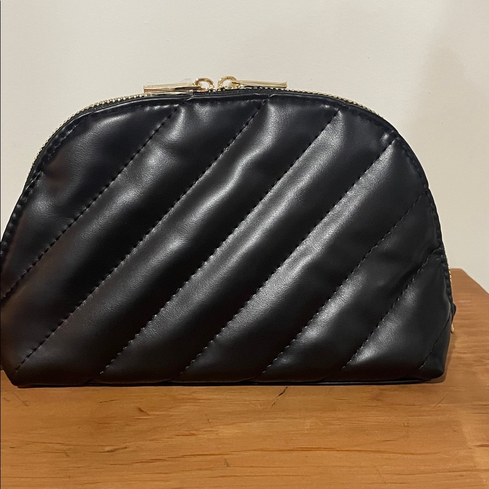 🎉 Yves Saint Laurent Black Quilted Cosmetic Case with Gold Zipper - Picture 4 of 6